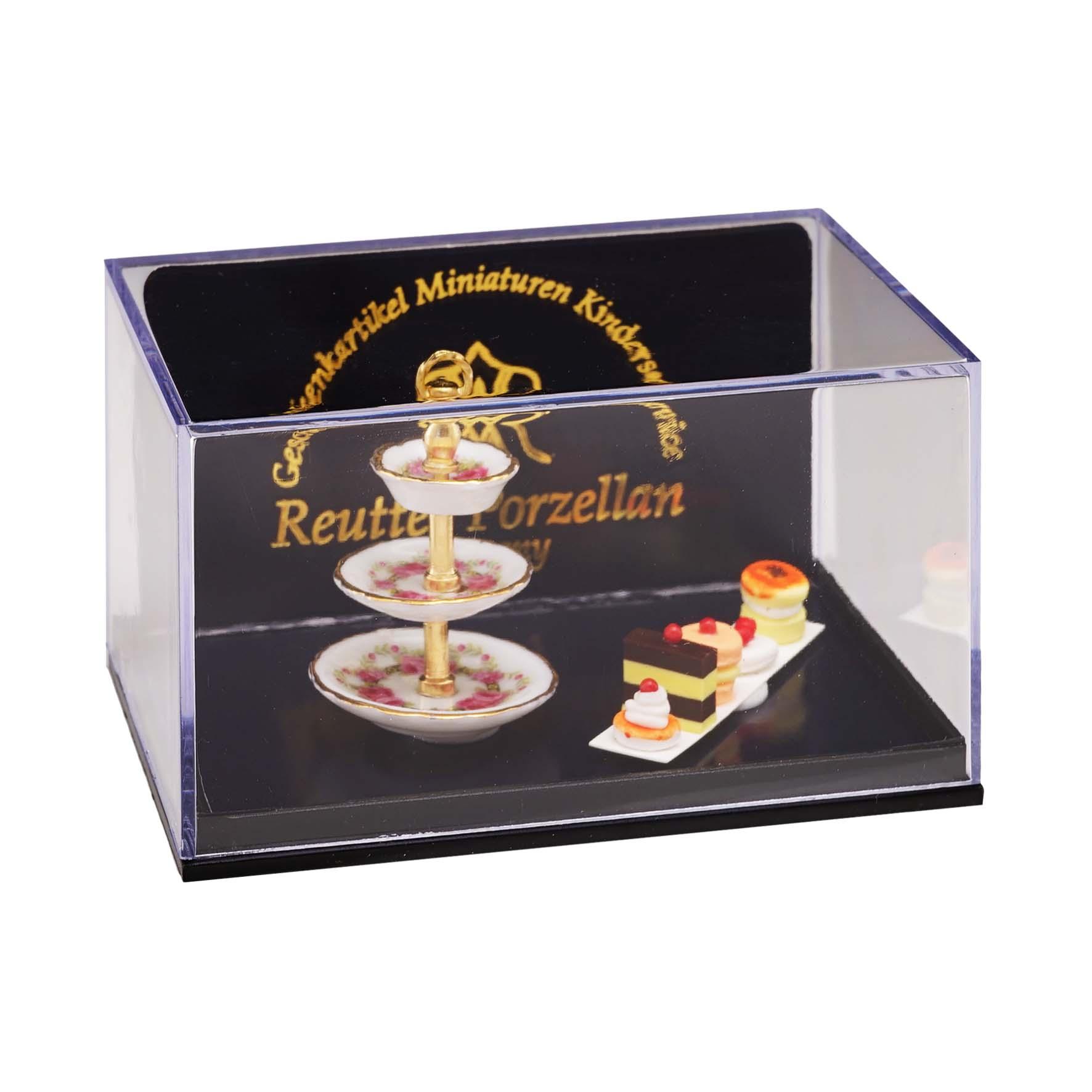 Porzellanetagere mit Donuts, Pralinen und Keksen