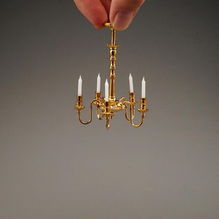 Metallkronleuchter mit Kerzen