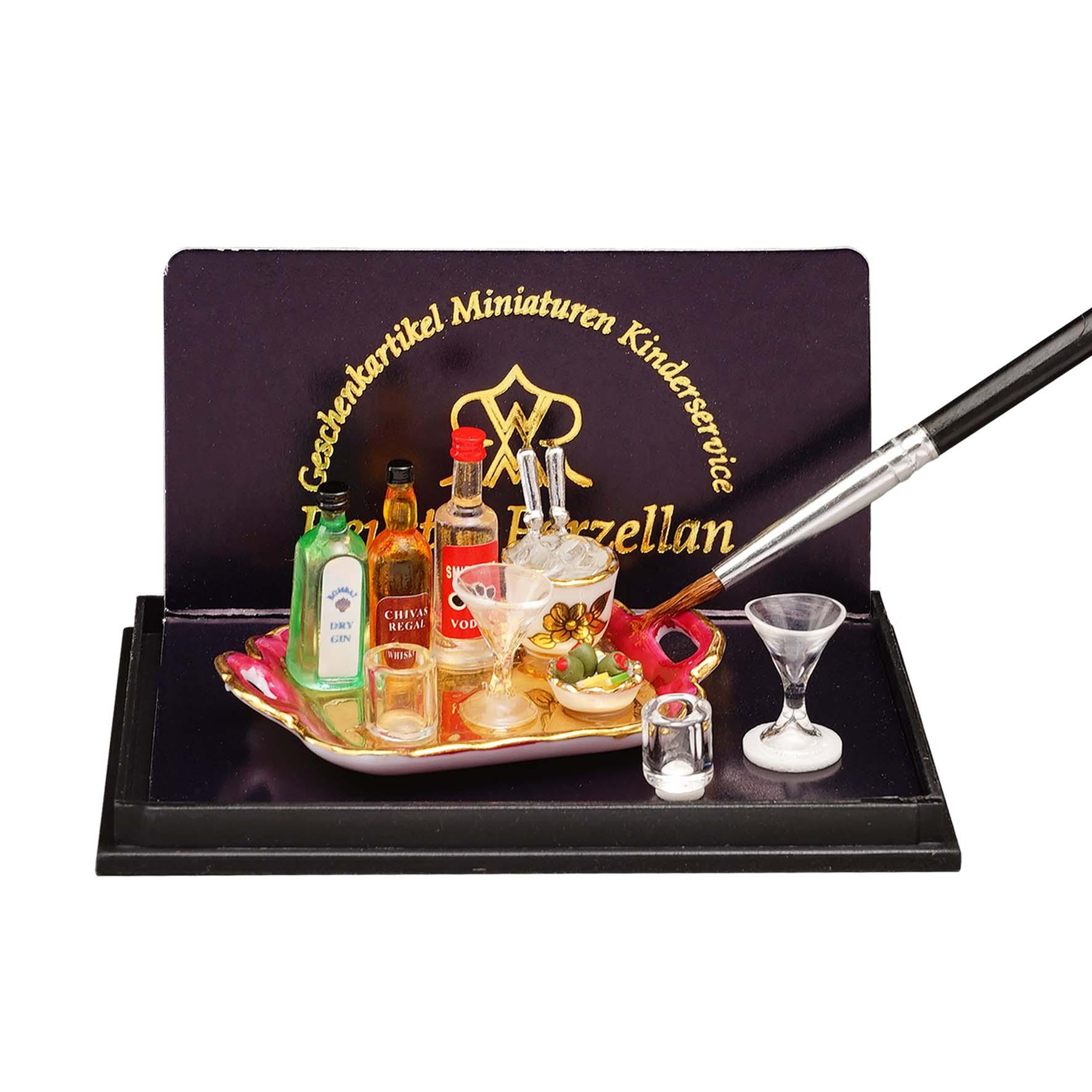 Aperitivset mit Spirituosen, Eis und Oliven