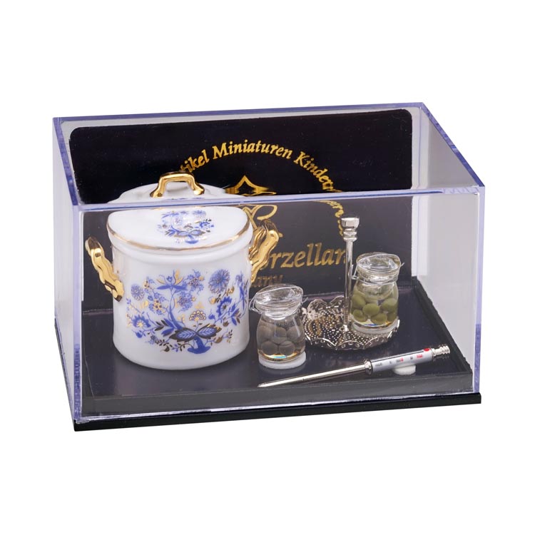 Einmachtopf mit Einmachglässern und Essiggurken