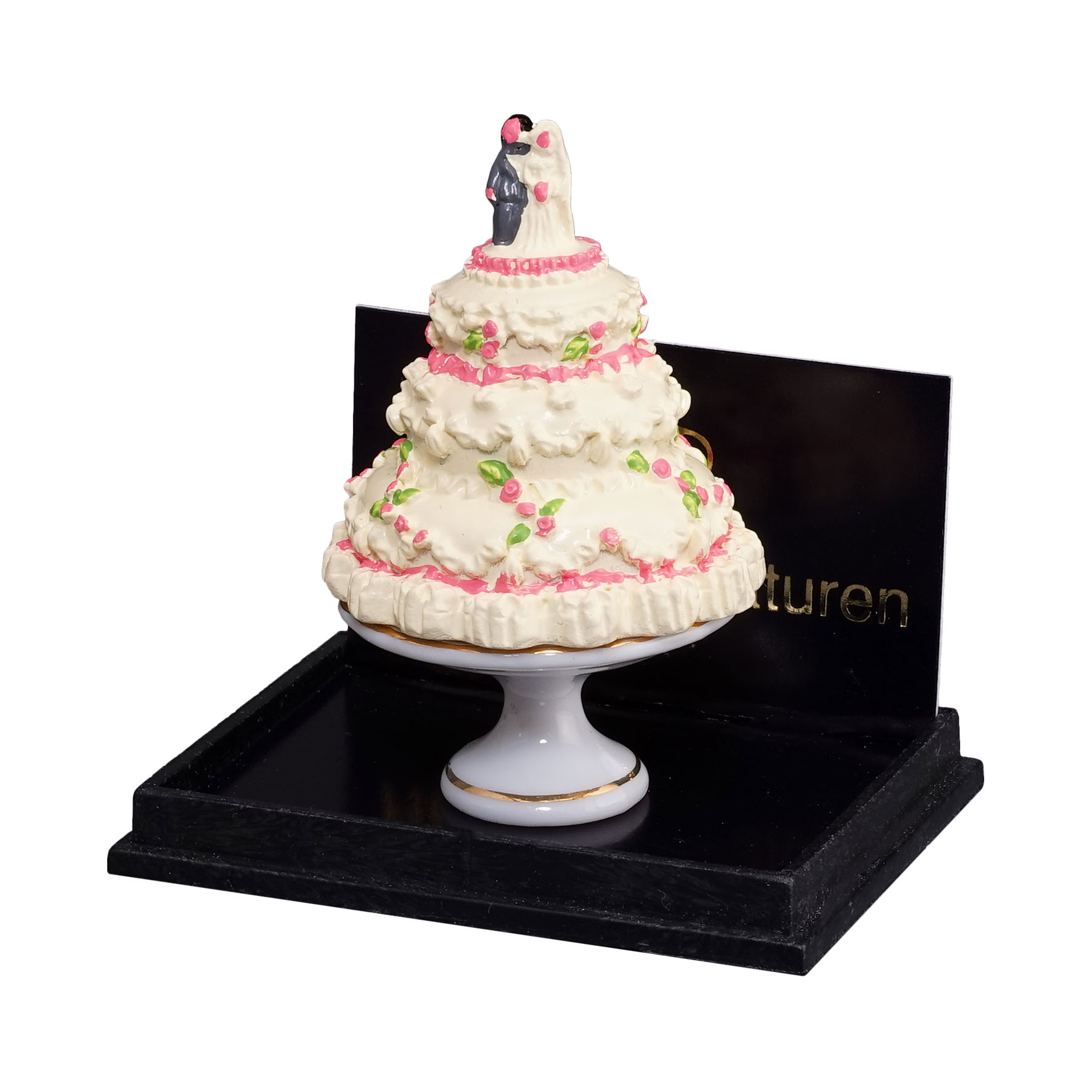 Hochzeitstorte auf Porzellanplatte mit Fuß