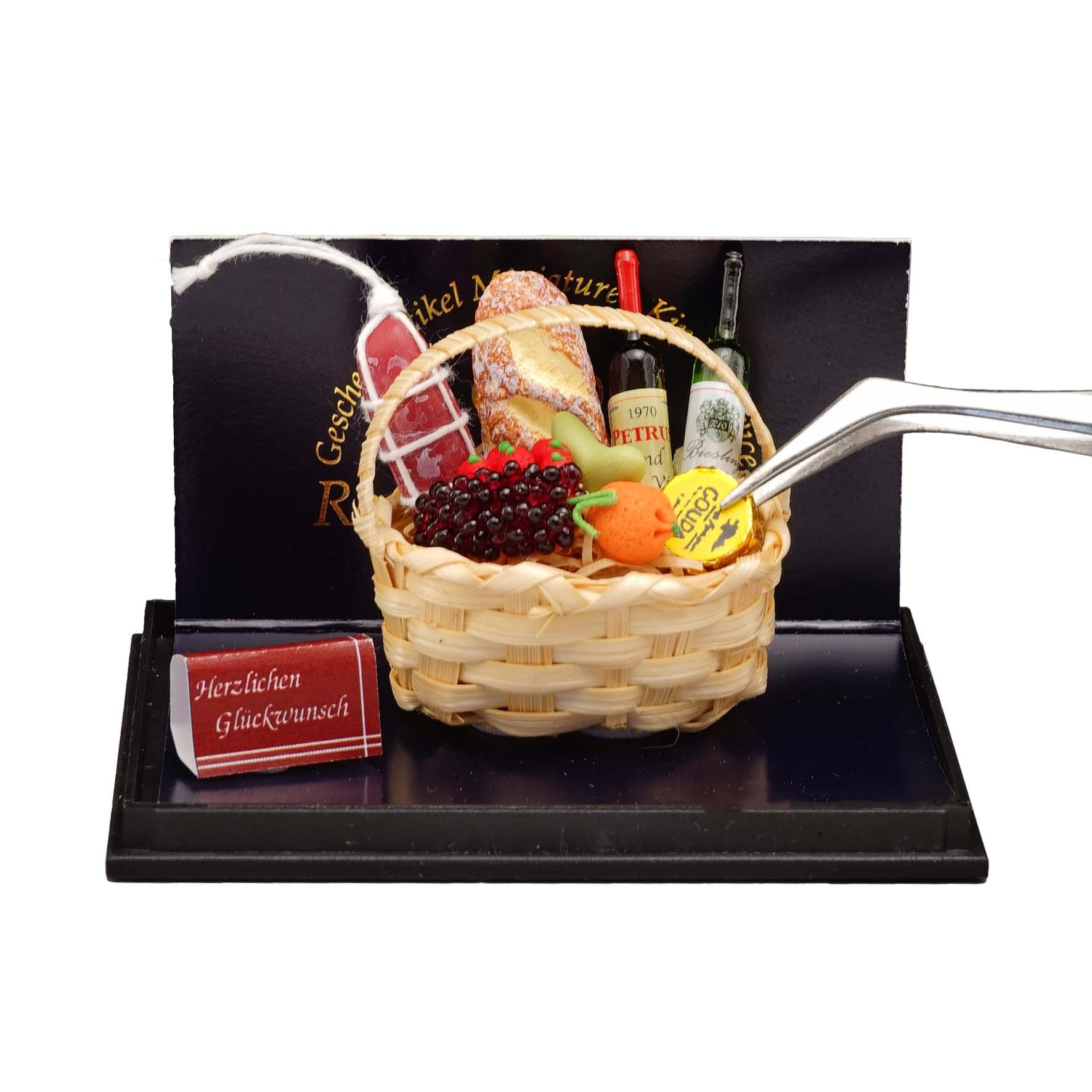 Geschenkkorb gefüllt mit Wurst, Brot, Käse, Wein und weiteren Köstlichkeiten