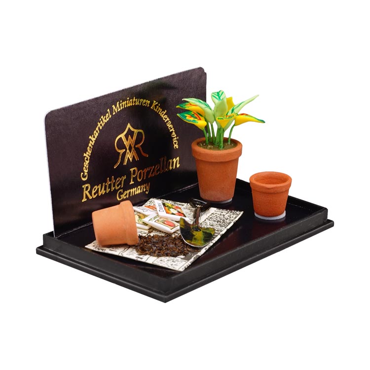 Platz zum Eintopfen mit Gartenschaufel, Blumen, Töpfen und Zeitungspapier