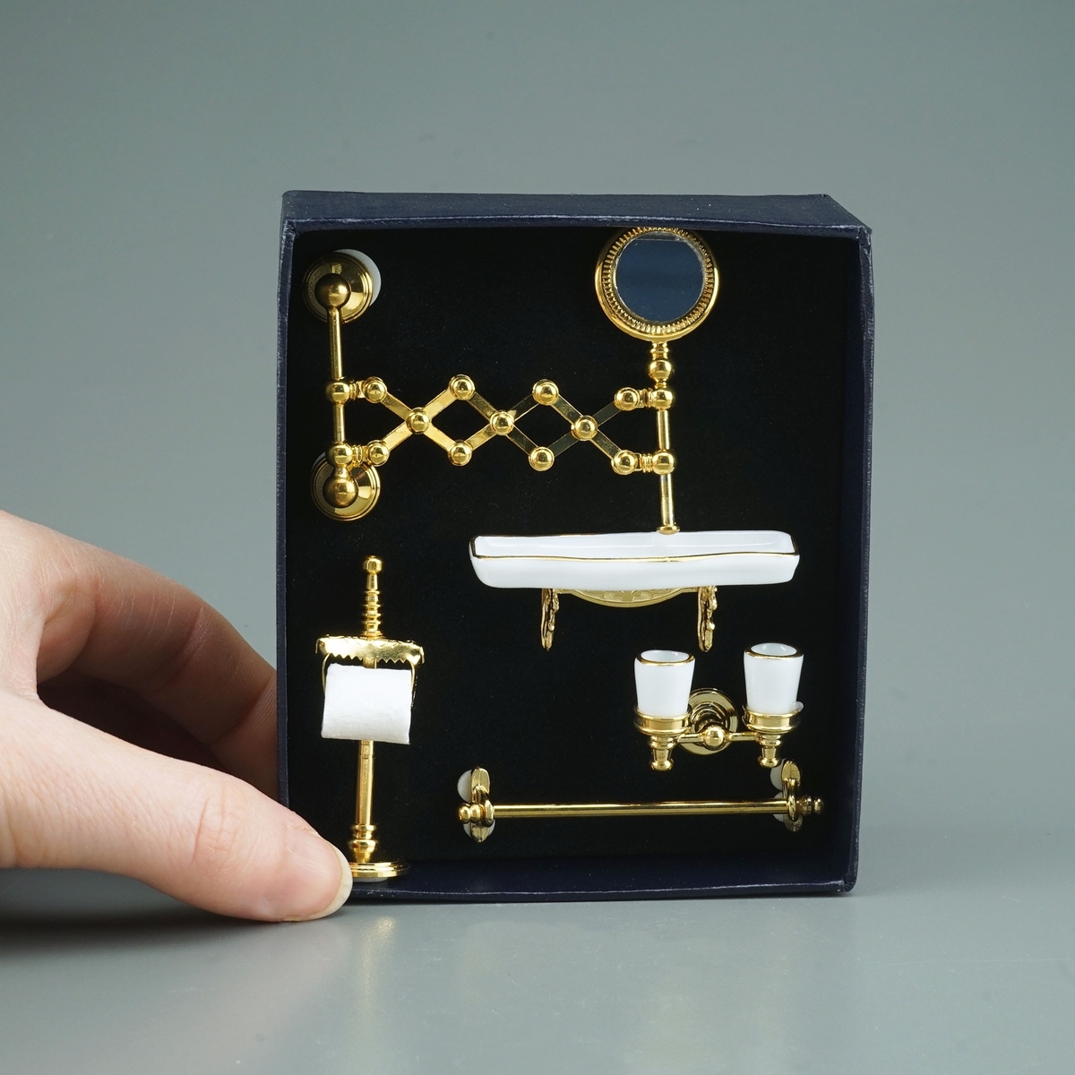 Badezimmer Accessoires - Toilettenhalter, Ablage, Zahnputzbecher und ausziehbarer Spiegel in Gold