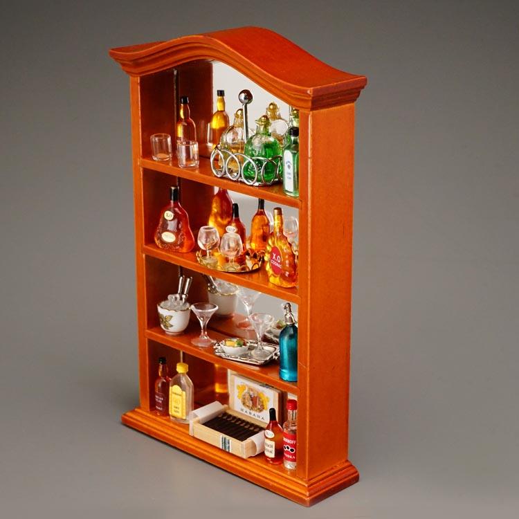 Barschrank aus Holz mit Spirituosen und Zigarren