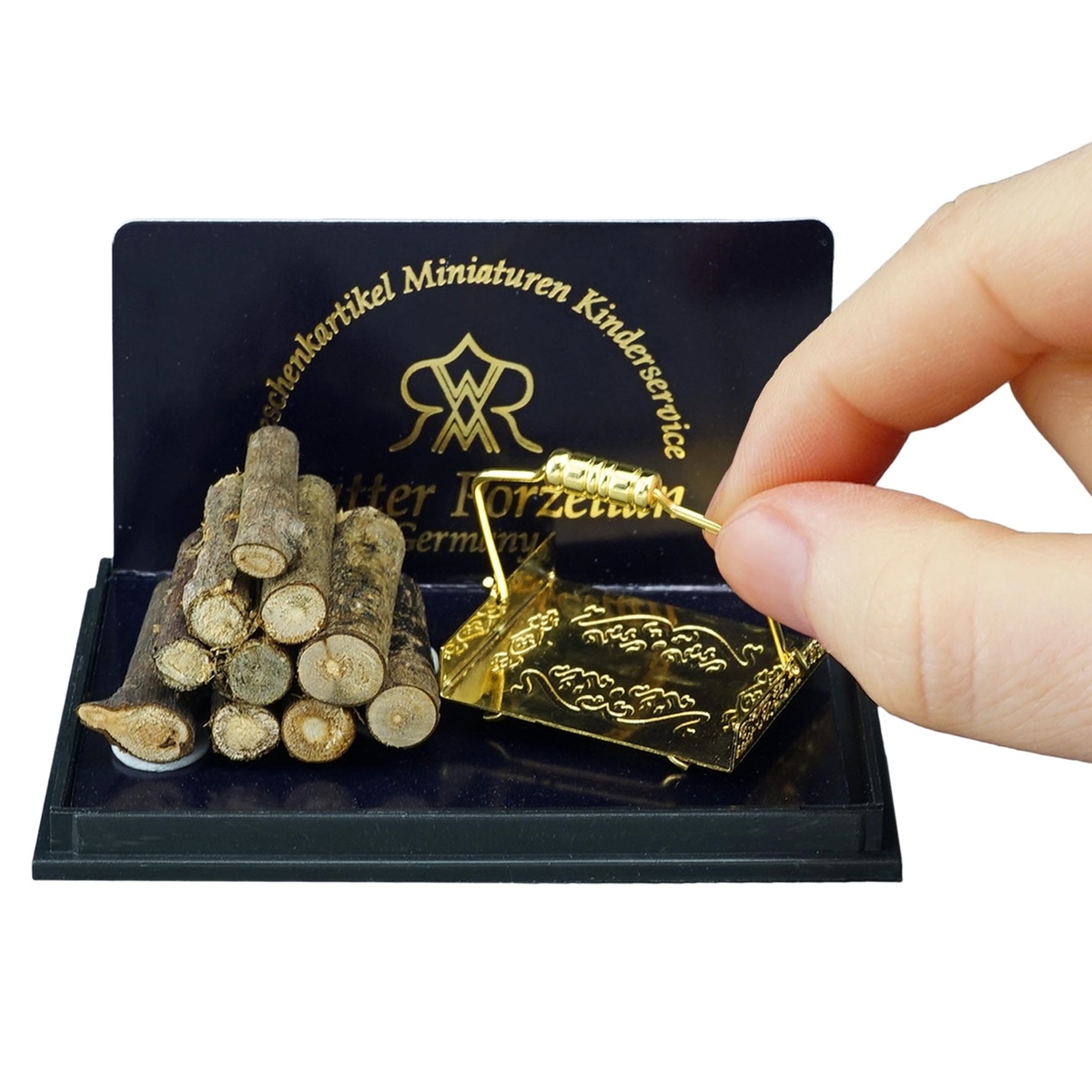 Kaminholz mit goldenem, schön verzierten Holzsammler