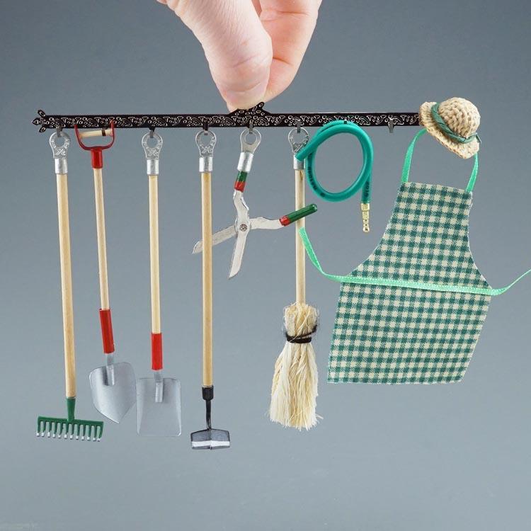 Großer Gartengerätehalter - mit Besen, Rechen, Schaufel, Schürze und Schlauch