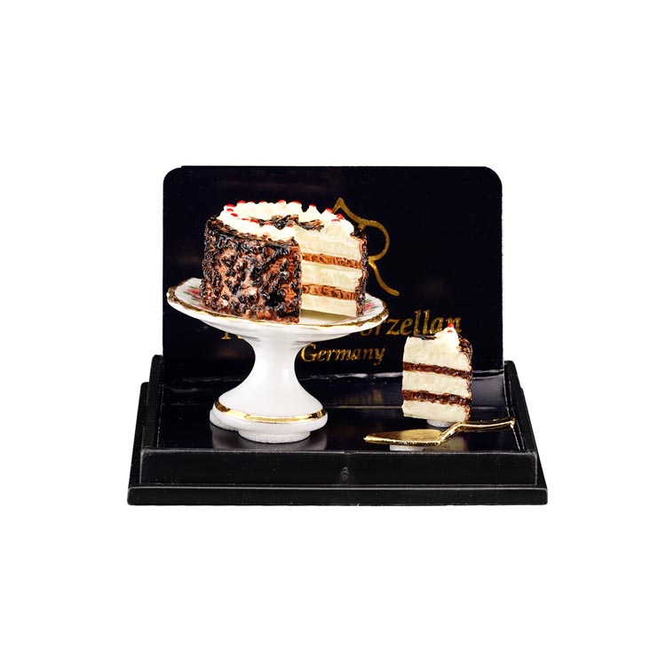 Schwarzwälder Kirschtorte auf Kuchenplatte mit Tortenheber