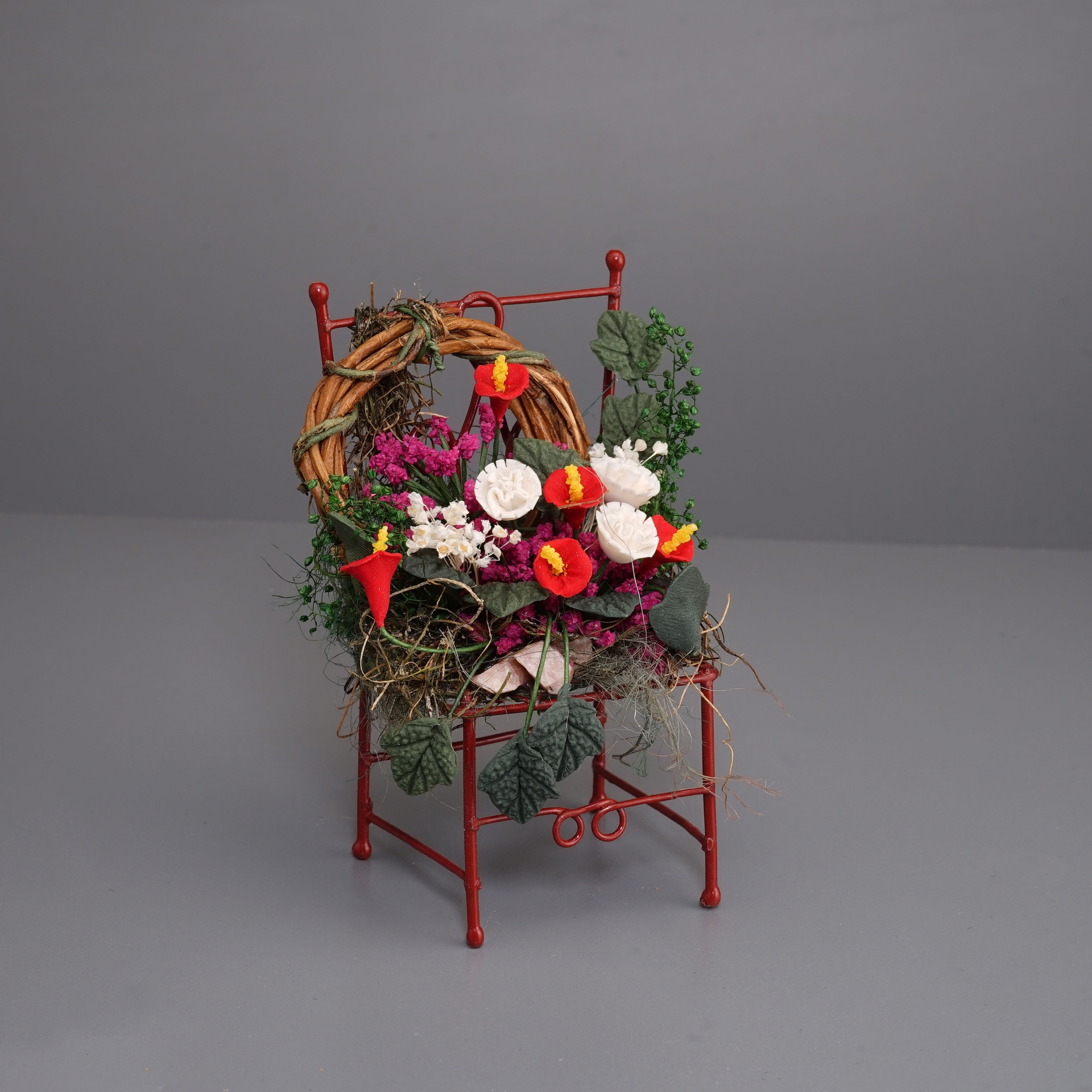 Metallstuhl dekoriert mit vielen Blumen
