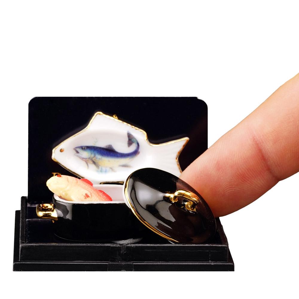 Fischtopf mit passender Servierplatte in Fischform