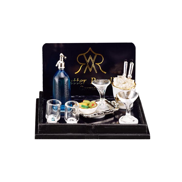 Barset mit Eiswürfeln, Gläsern und Soda Siphon