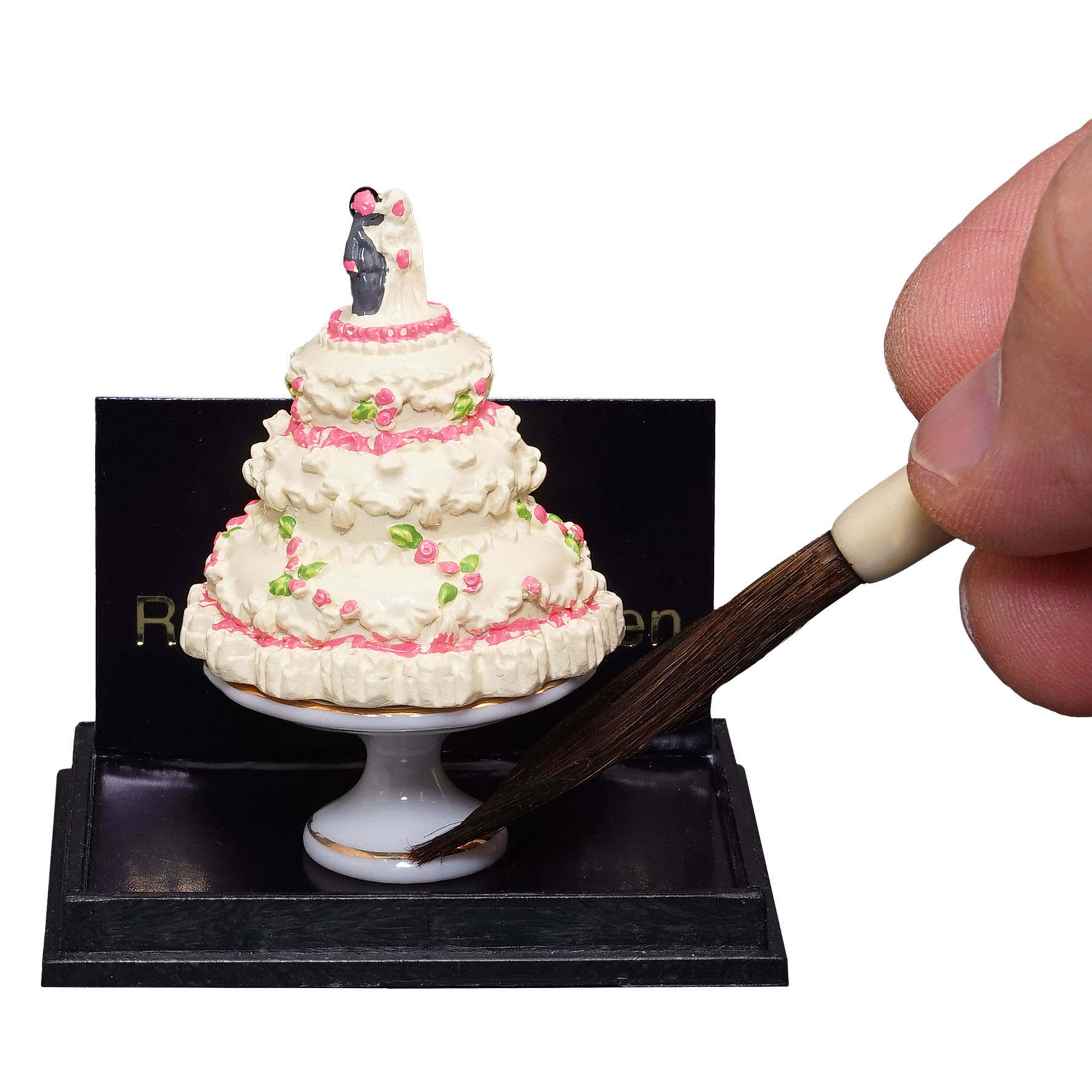 Hochzeitstorte auf Porzellanplatte mit Fuß