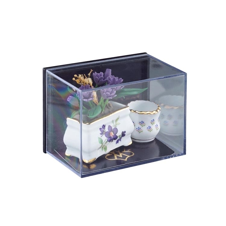Blumenkasten mit lila Blumen und Blumentopf