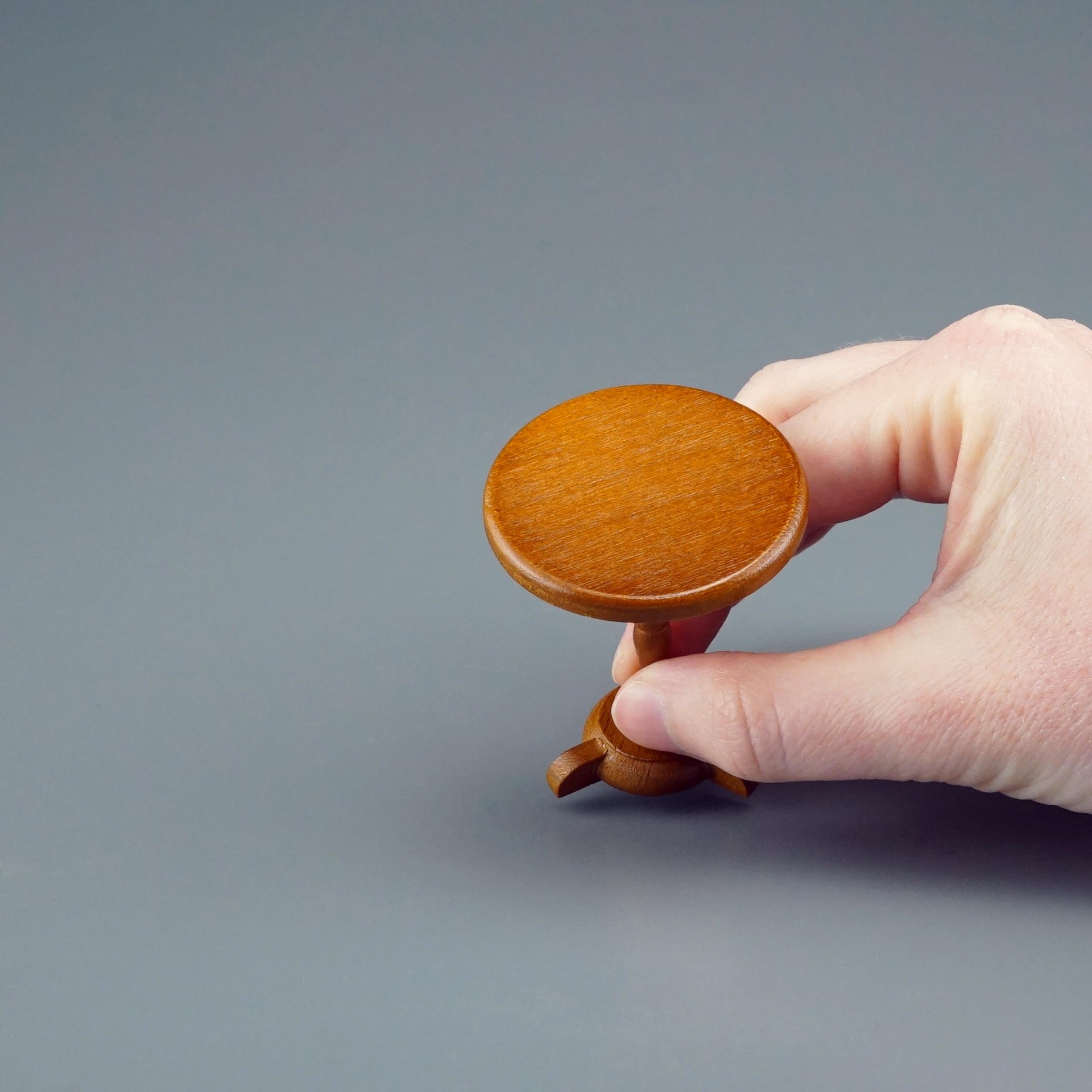 Kleiner runder Tisch aus Holz