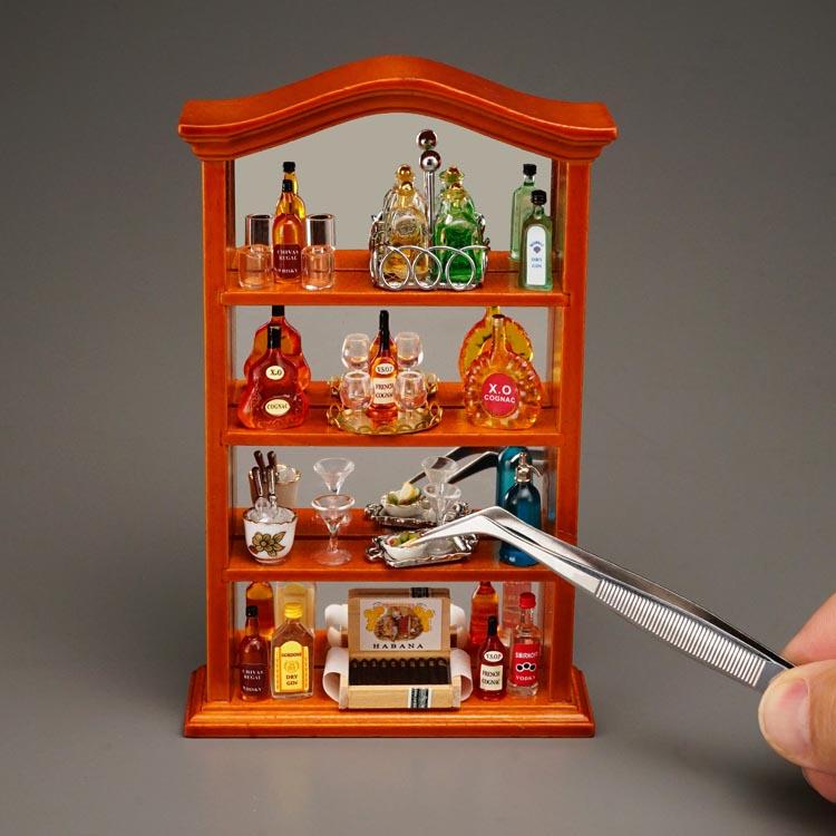 Barschrank aus Holz mit Spirituosen und Zigarren