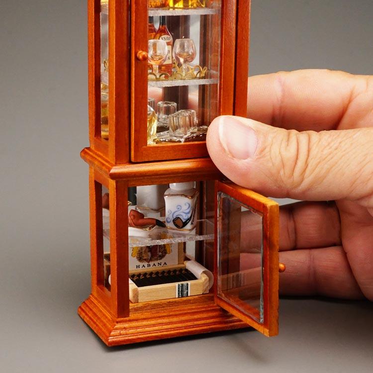 Herrenvitrine aus Holz mit Spirituosen und Zigarren