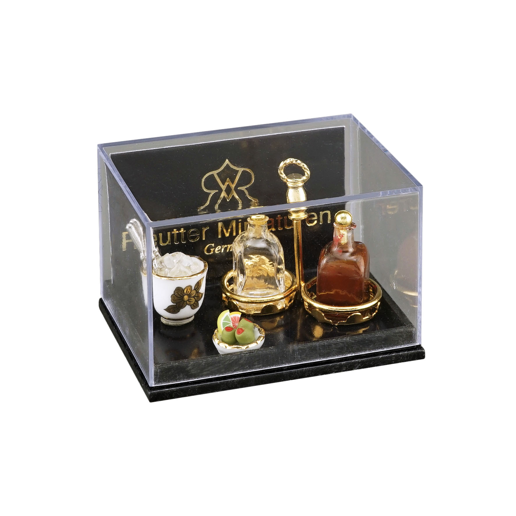 Whiskyset mit Eiswürfeln und Oliven im goldenen Flaschenträger aus Metall