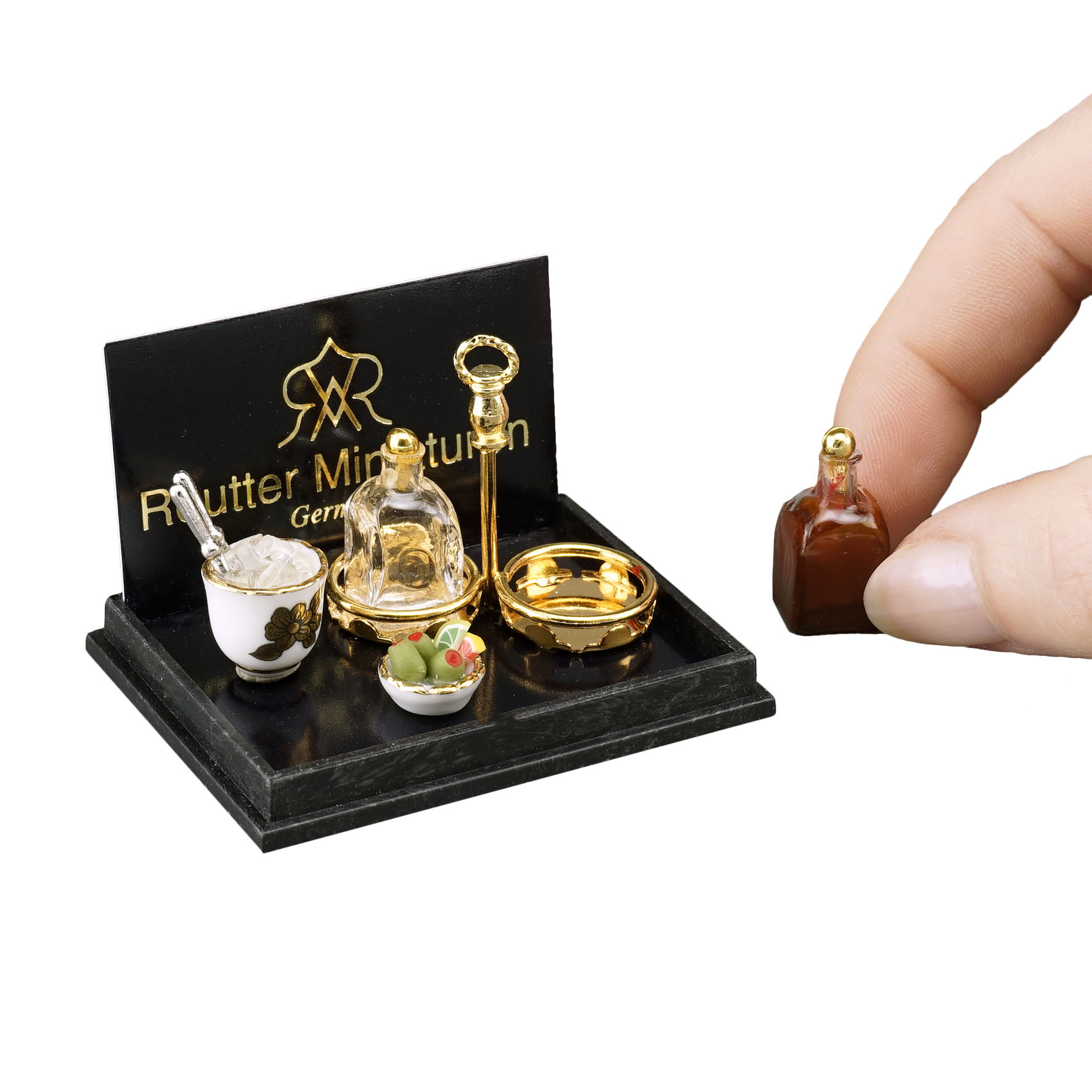 Whiskyset mit Eiswürfeln und Oliven im goldenen Flaschenträger aus Metall